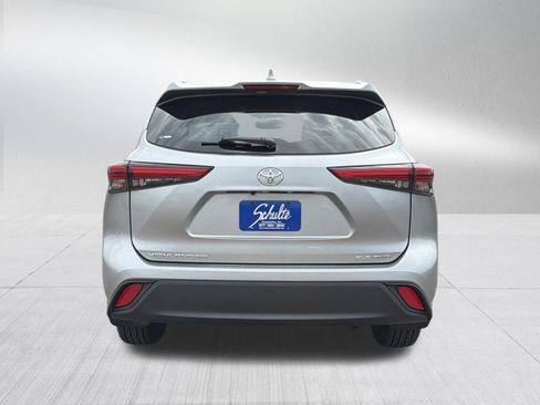 Used 2022 Toyota Highlander XLE AWD/4WD image 6