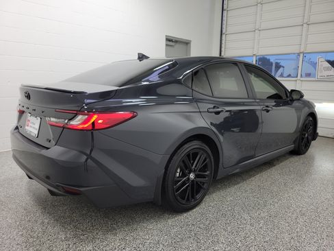 Used 2025 Toyota Camry SE w/ Convenience Package FWD image 5