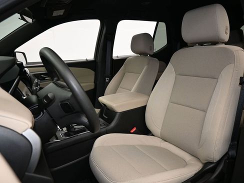 Used 2023 Chevrolet Traverse LS image 10