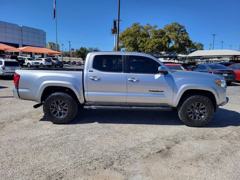 Used 2020 Toyota Tacoma SR5 w/ SR5 Appearance Package (SM) image 2