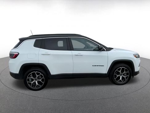Used 2025 Jeep Compass Limited image 16