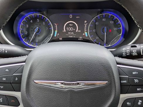 Used 2023 Chrysler Pacifica Touring-L FWD image 27