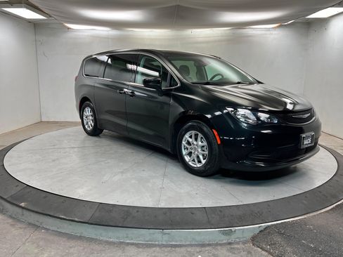 Certified 2023 Chrysler Voyager LX image 7