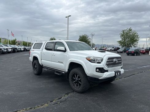 Used 2017 Toyota Tacoma TRD Sport AWD/4WD image 1