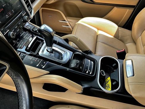 Used 2018 Porsche Cayenne Platinum Edition w/ Premium Package Plus image 13