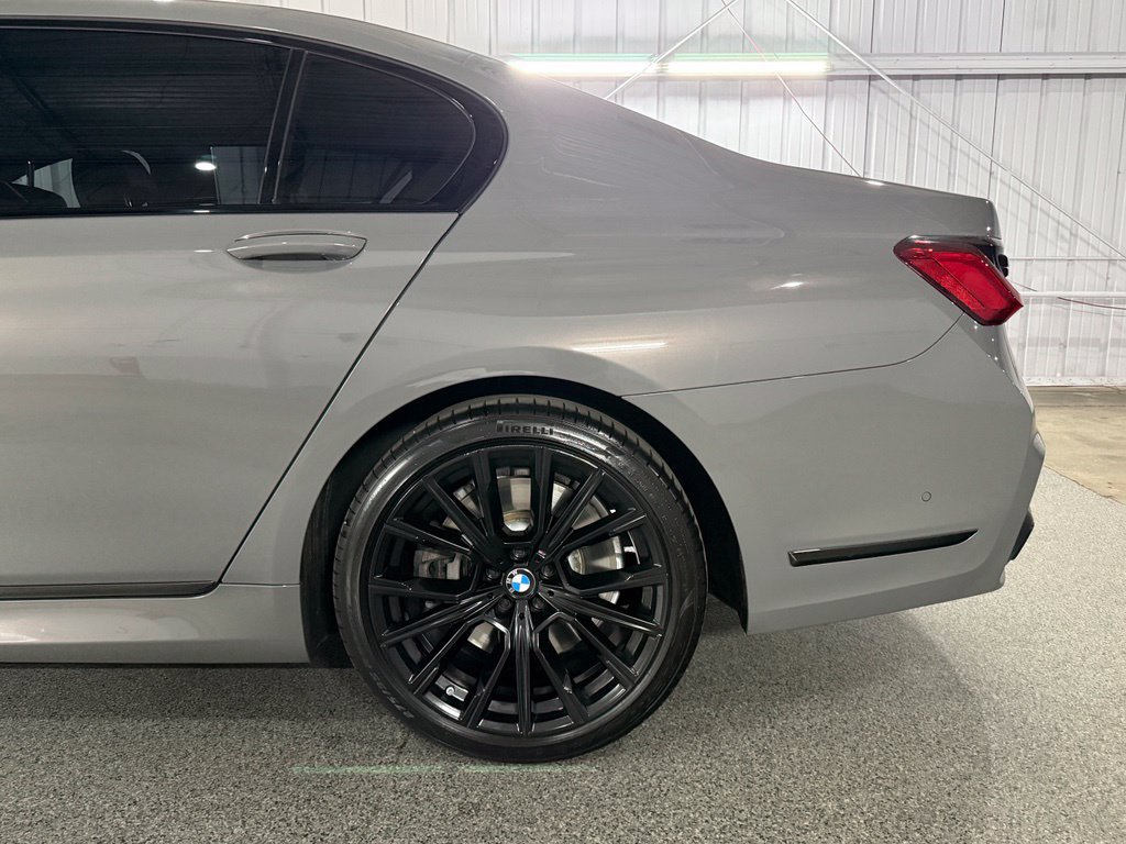 Used 2022 BMW 750i xDrive w/ Executive Package AWD/4WD image 12