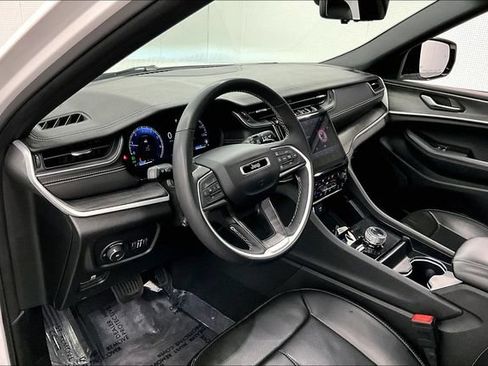 Used 2024 Jeep Grand Cherokee Limited w/ Luxury Tech Group II AWD/4WD image 16