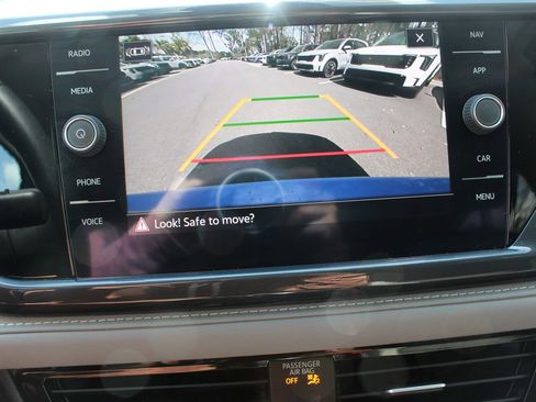 Used 2022 Volkswagen Taos SEL image 32