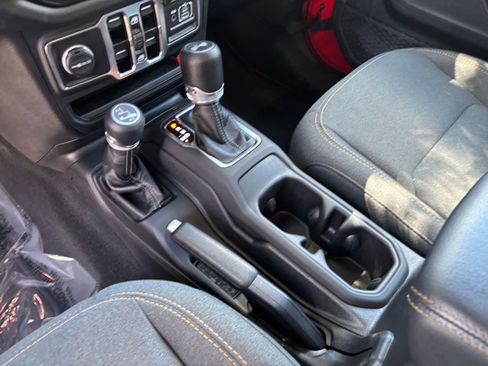 Used 2025 Jeep Wrangler Sahara image 41