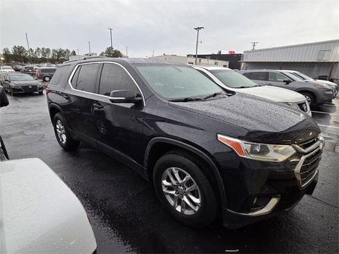 Used 2020 Chevrolet Traverse LT image 2