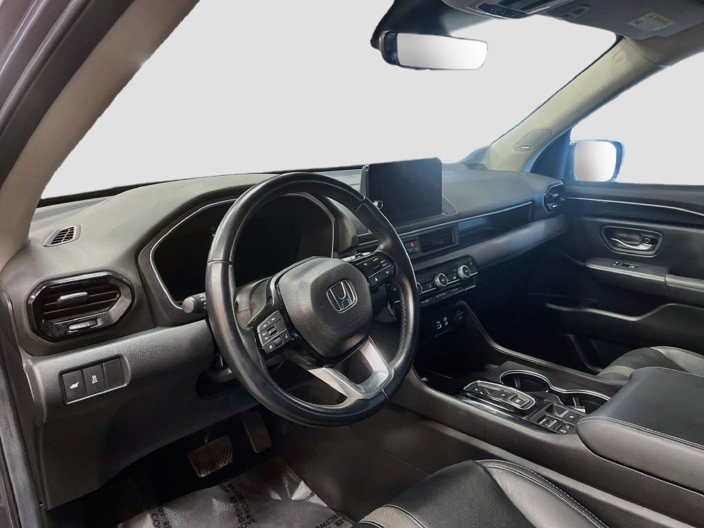 Used 2025 Honda Pilot Touring image 9