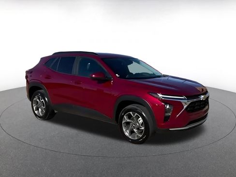 Used 2025 Chevrolet Trax LT image 2