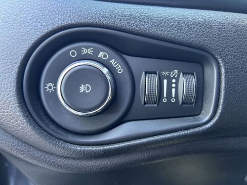 Used 2017 Jeep Renegade Latitude image 23