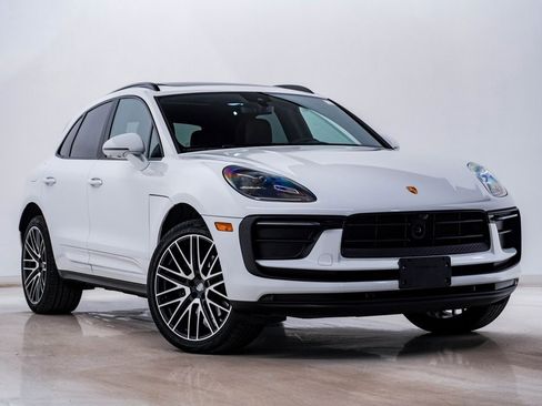 Certified 2025 Porsche Macan image 8