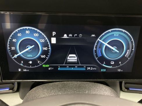 New 2025 Hyundai Elantra Limited image 18