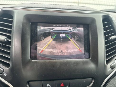 Used 2019 Jeep Cherokee Latitude Plus FWD image 10