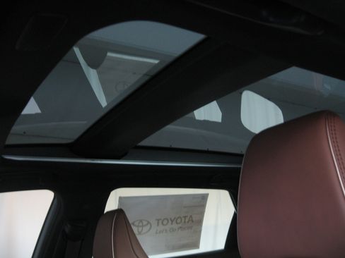 New 2025 Toyota Crown Signia image 3