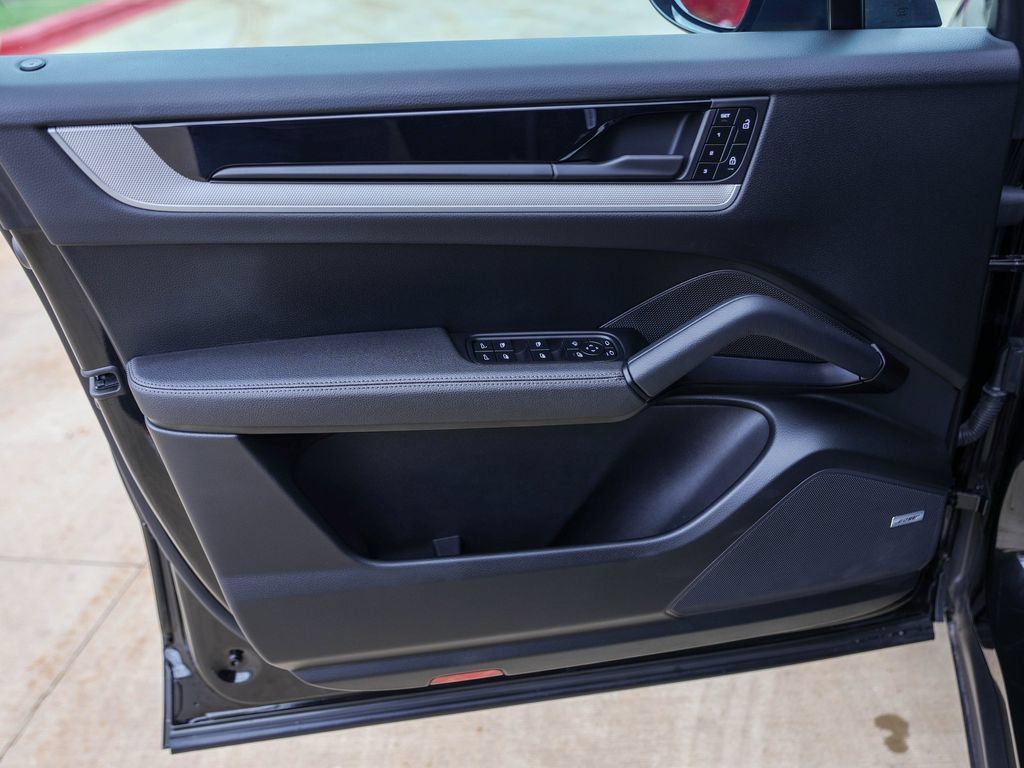 Certified 2025 Porsche Cayenne AWD/4WD image 29