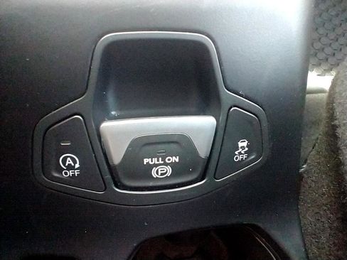 Used 2020 Jeep Renegade Latitude w/ Cold Weather Group image 23