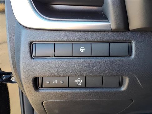 Used 2023 Nissan Rogue SV image 16