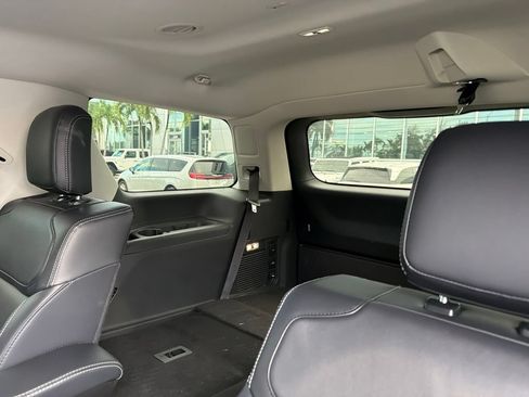 Used 2025 Ford Expedition Platinum w/ Driver's Package AWD/4WD image 5