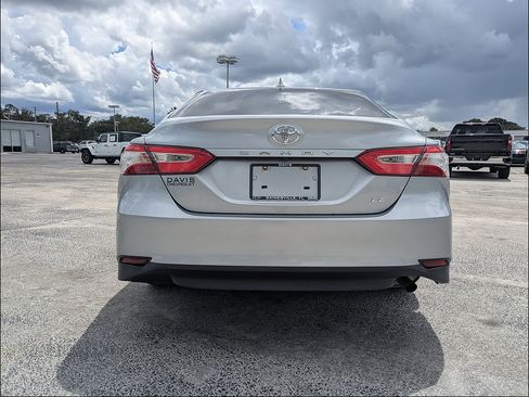Used 2020 Toyota Camry LE FWD image 5