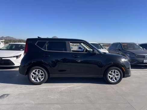 Used 2022 Kia Soul LX w/ Technology Package image 3