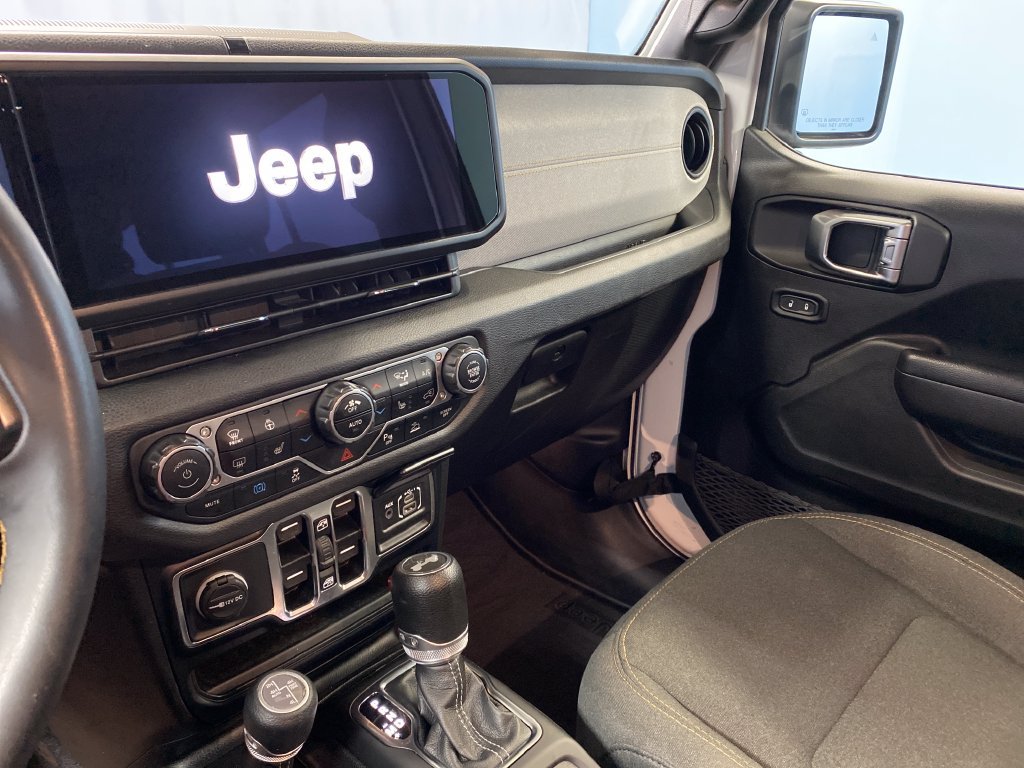 Used 2024 Jeep Wrangler Unlimited w/ Convenience Group AWD/4WD image 16