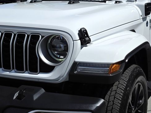 Certified 2025 Jeep Wrangler Sahara image 7