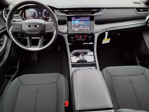 New 2025 Jeep Grand Cherokee Laredo X image 4