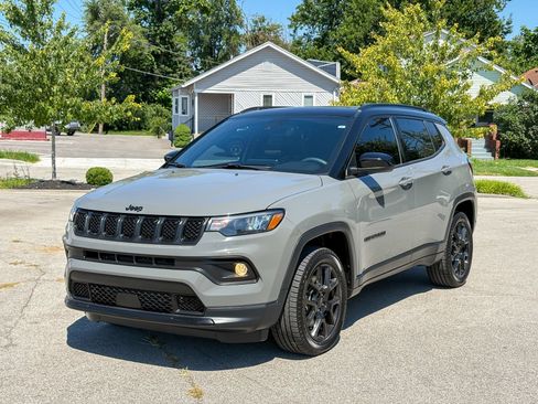 Used 2023 Jeep Compass Latitude w/ Sun and Sound Group AWD/4WD image 5