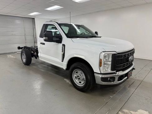 New 2026 Ford F250 XL w/ XL Chrome Package image 3
