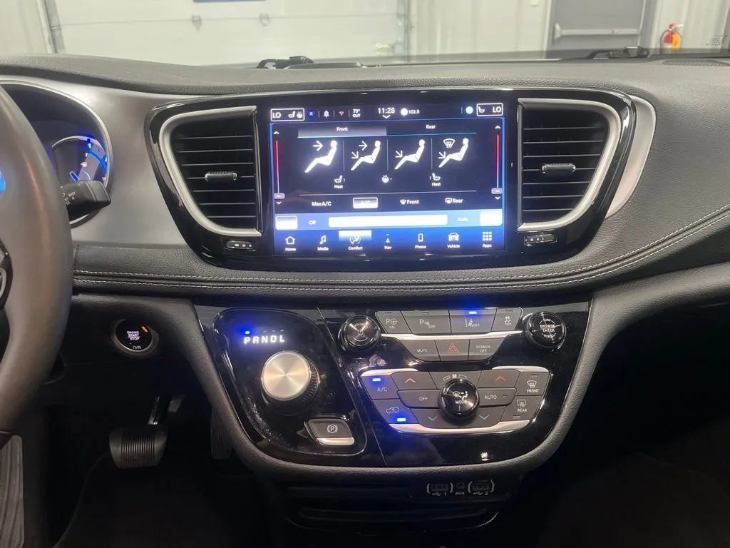 Used 2024 Chrysler Pacifica Limited FWD image 25