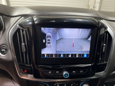 Used 2023 Chevrolet Traverse RS FWD image 16