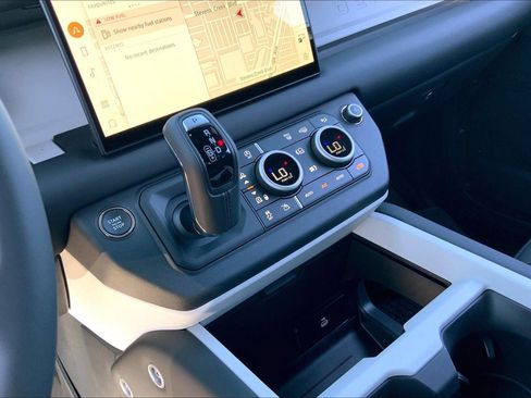 New 2025 Land Rover Defender 90 X-Dynamic SE image 8
