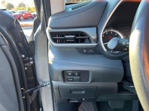 Used 2024 Toyota Highlander XLE image 28