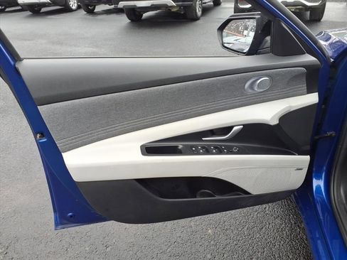 Used 2021 Hyundai Elantra Limited image 12