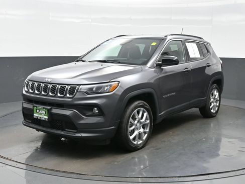 Used 2024 Jeep Compass Latitude AWD/4WD image 2