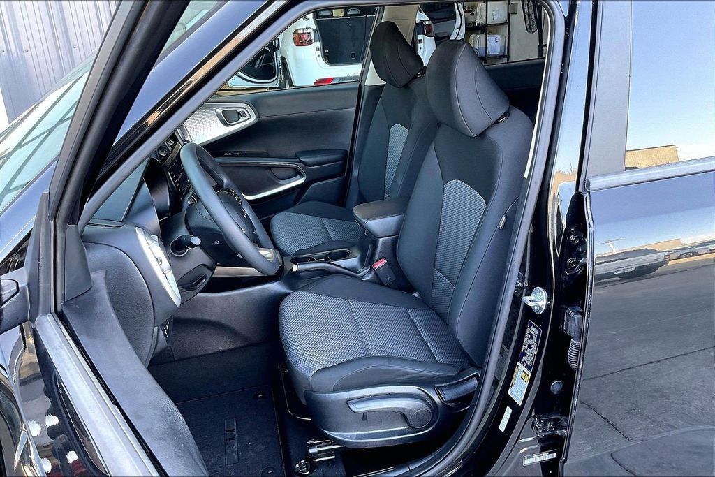 Used 2025 Kia Soul LX w/ LX Technology Package FWD image 24