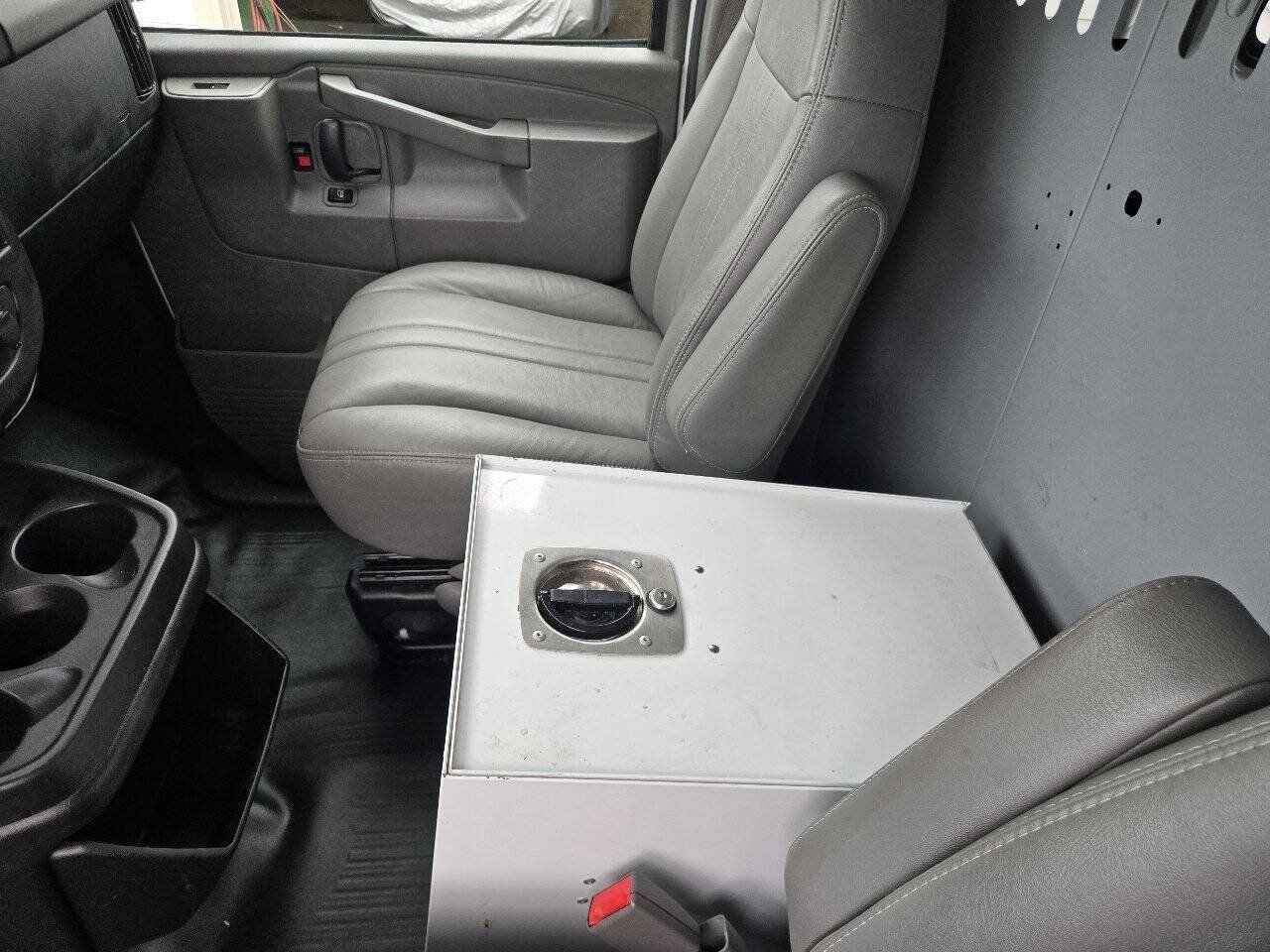 Used 2017 Chevrolet Express 2500 RWD image 11