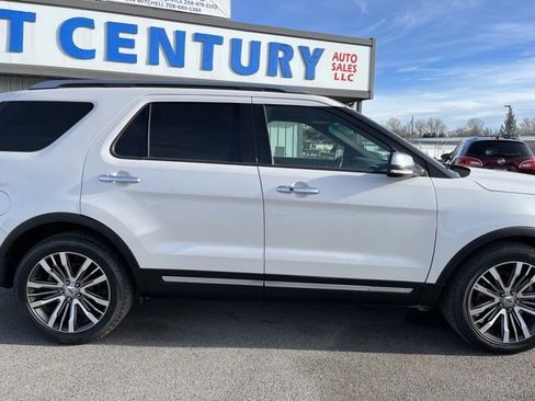 Used 2017 Ford Explorer Platinum image 12