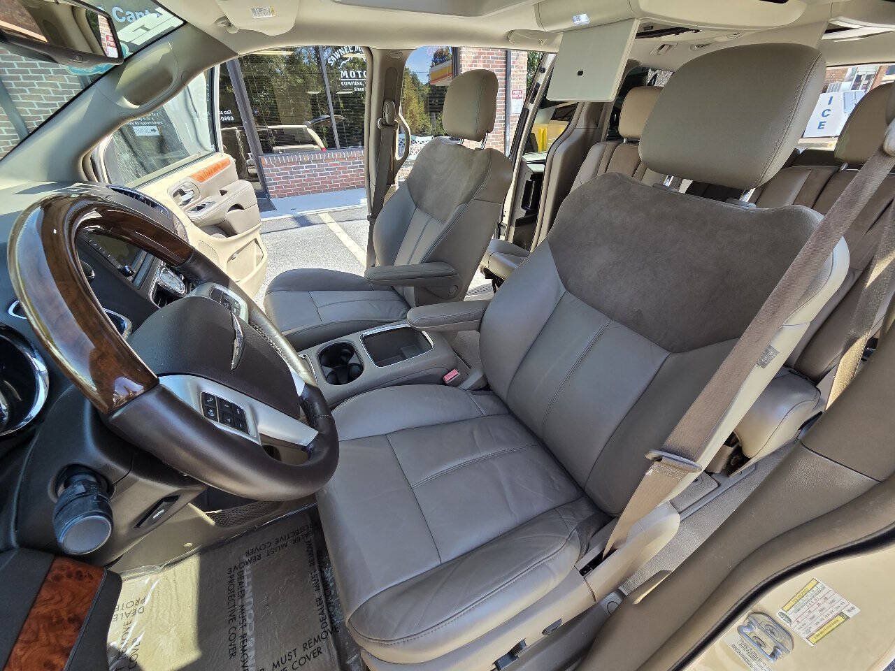 Used 2015 Chrysler Town & Country Limited Platinum FWD image 25