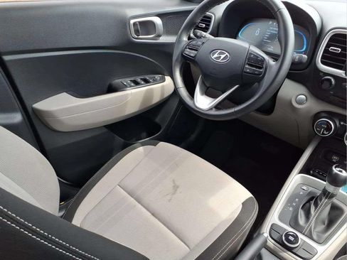 Used 2025 Hyundai Venue SEL FWD image 9
