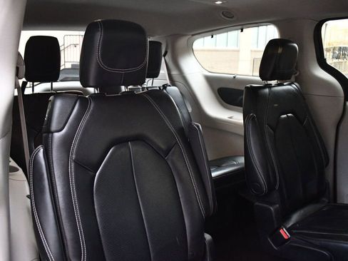 Used 2022 Chrysler Pacifica Touring-L image 27