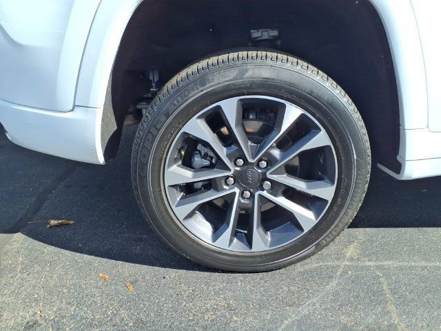 Certified 2023 Jeep Grand Cherokee Overland w/ Luxury Tech Group IV AWD/4WD image 9
