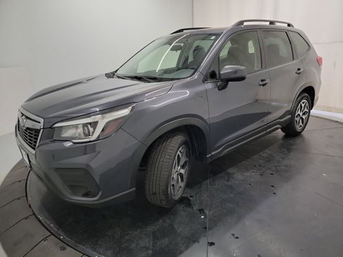 Used 2020 Subaru Forester Premium image 3