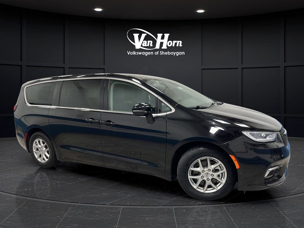 Used 2024 Chrysler Pacifica Touring-L FWD image 1