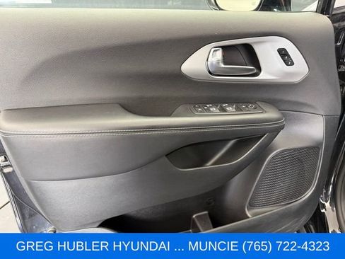 Used 2025 Chrysler Pacifica Limited FWD image 24
