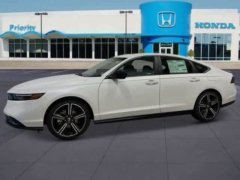 Used 2025 Honda Accord Sport image 2
