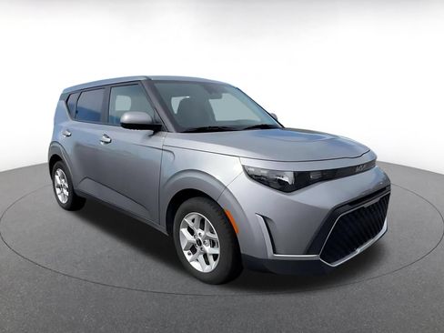 Used 2025 Kia Soul LX w/ LX Technology Package FWD image 2